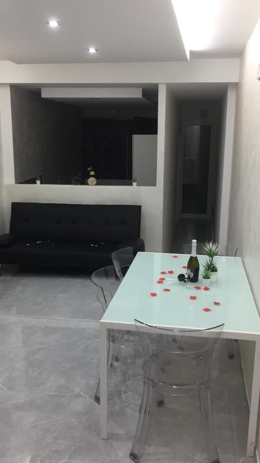 Le Rocce Nere Aparthotel Giardini Naxos Bagian luar foto